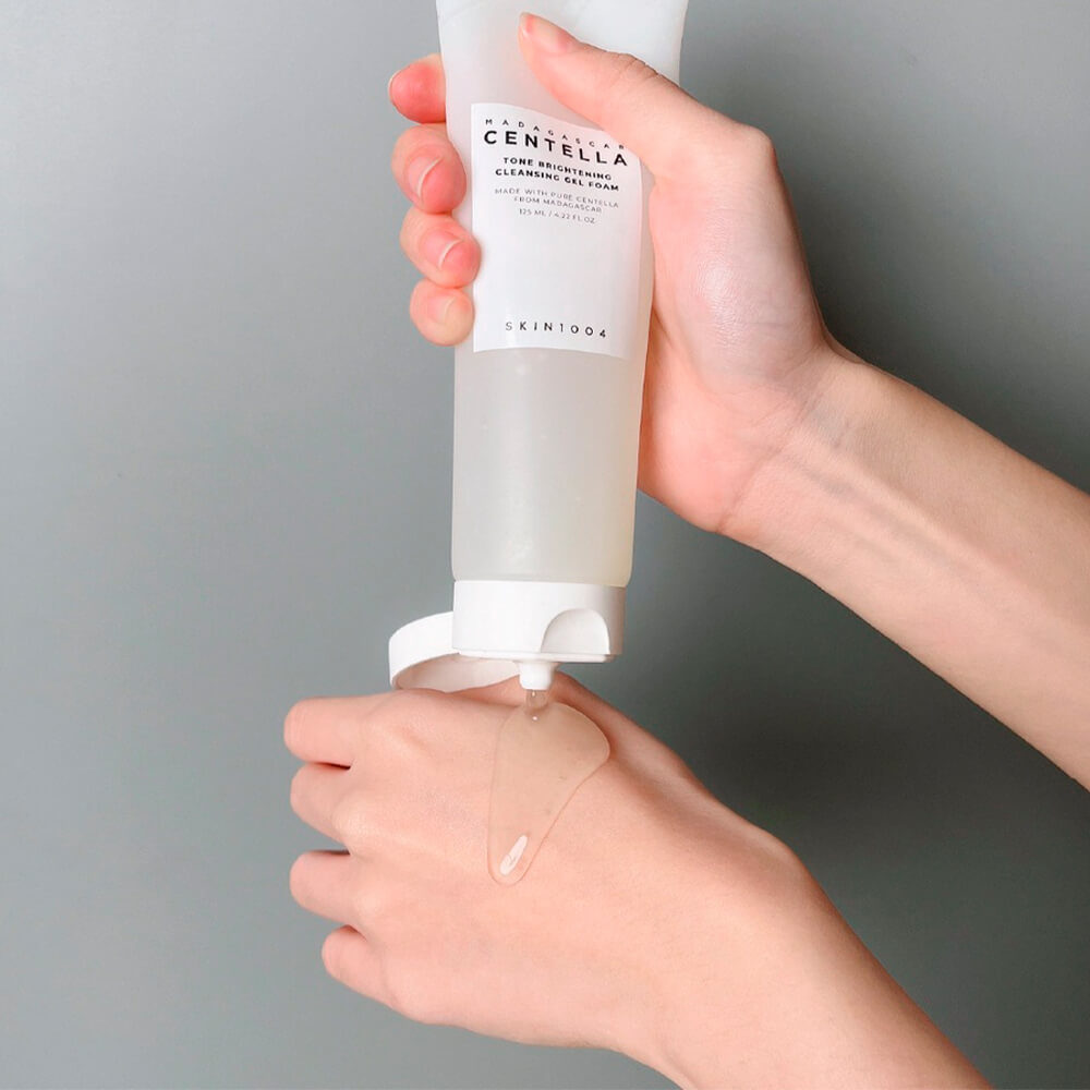 SKIN1004-Madagascar-Centella-Tone-Brightening-Cleansing-Gel-Foam___2_-9d63e8ff7477d454a364955c97b3dfa7
